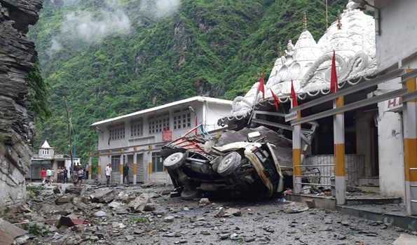 हिमाचल में पहाड़ियों से वाहनों पर पत्थर गिरने से दो चालकों की मौत, तीन घायल